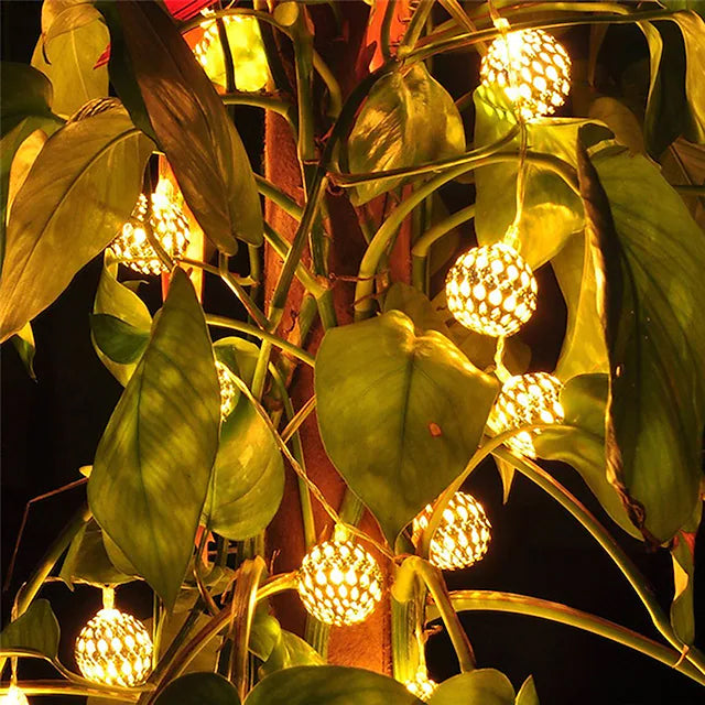 LED Outdoor Solar String Lights in warm white with leaves