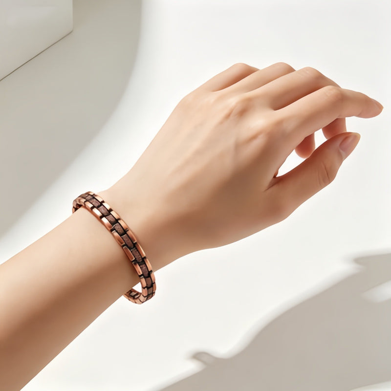 Magnetic link bracelet worn on the wrist