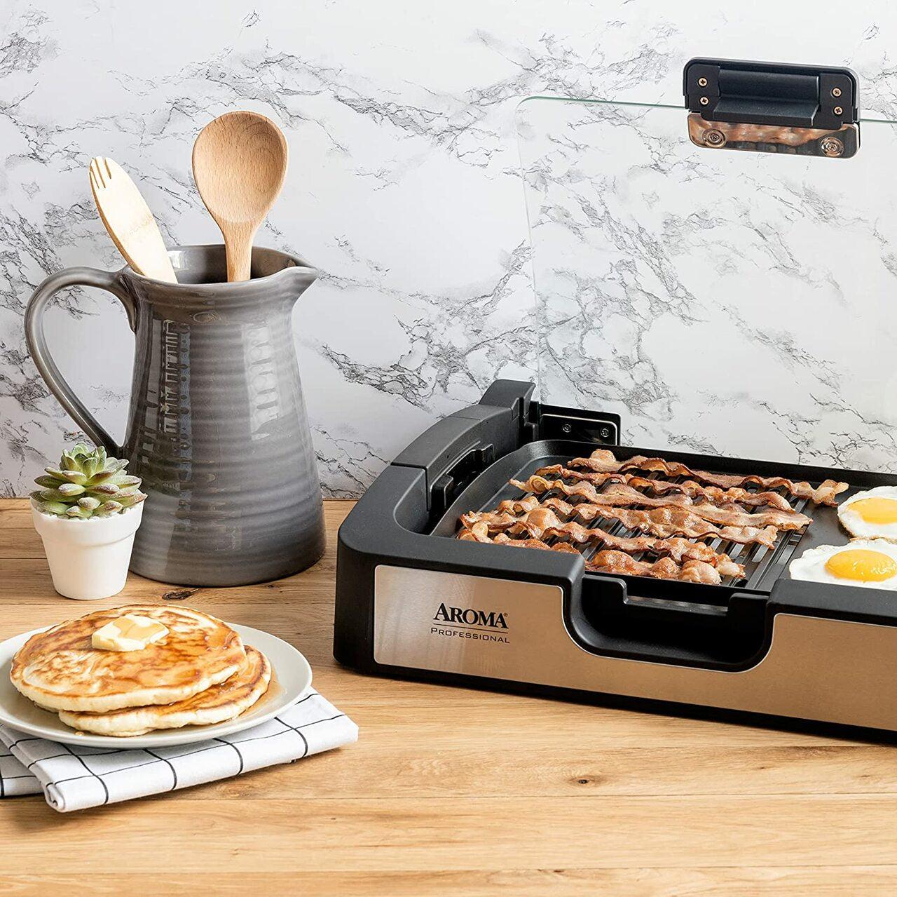 https://dailysale.com/cdn/shop/products/aroma-housewares-smokeless-indoor-use-electric-grillgriddle-kitchen-appliances-dailysale-479520.jpg?v=1649271414
