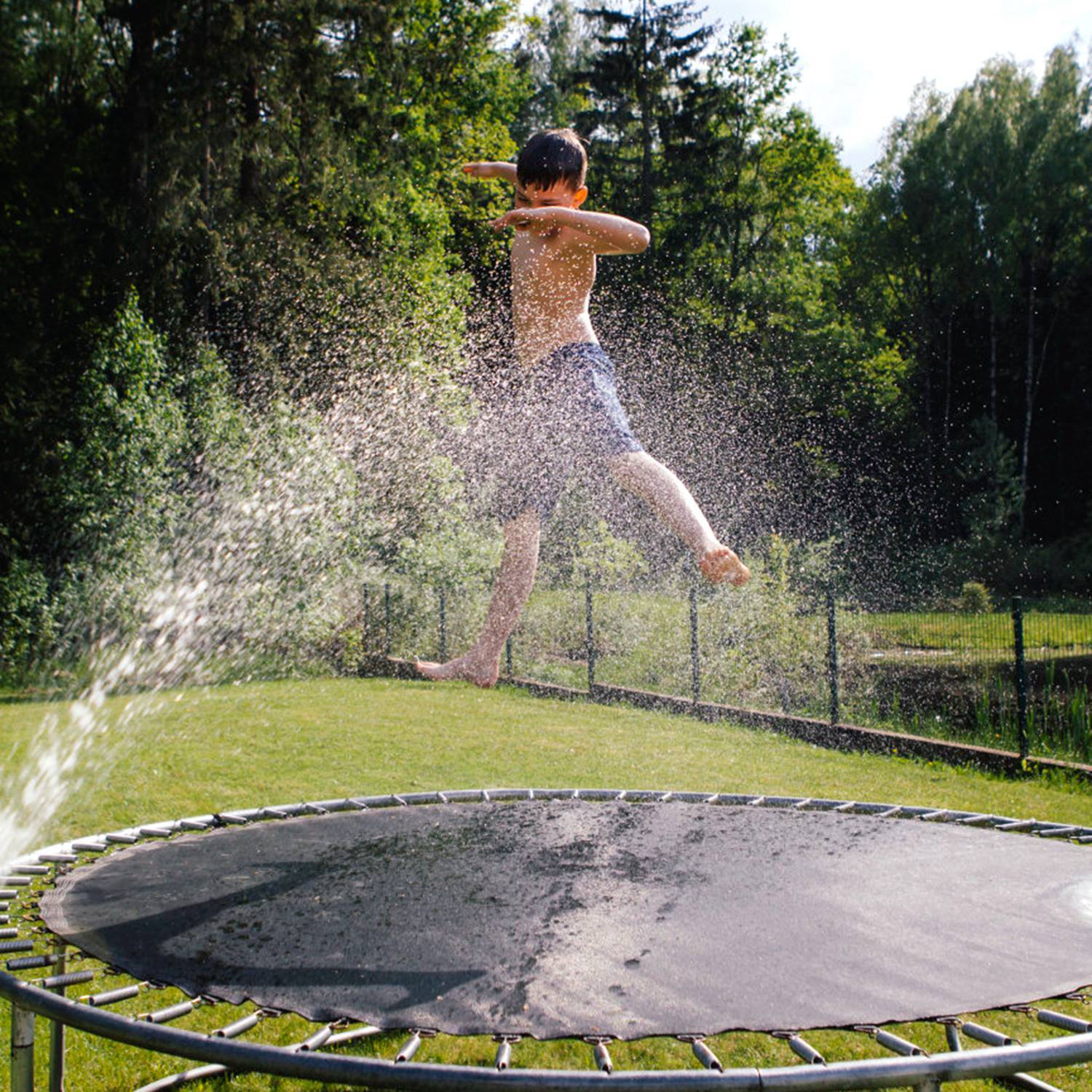 Kids Trampoline Sprinkler Outdoor Garden & Patio - DailySale