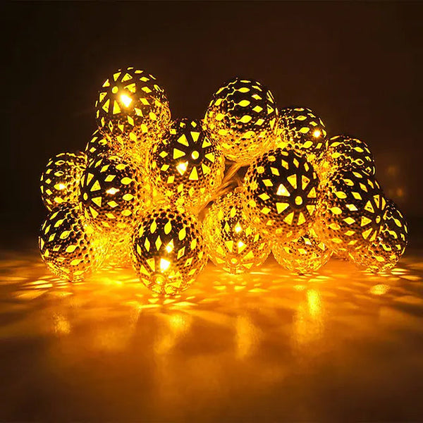LED Outdoor Solar String Lights in warm white, available at Dailysale